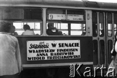 Czerwiec 1989, Warszawa, Polska.
Kampania wyborcza przed wyborami do parlamentu. Plakat wyborczy kandydatów do senatu na tramwaju.
Fot. Anna Pietuszko, zbiory Ośrodka KARTA