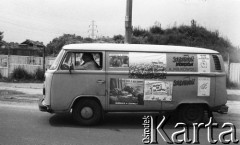 Czerwiec 1989, Warszawa, Polska.
Kampania wyborcza przed wyborami do parlamentu. Samochód z plakatami wyborczymi.
Fot. Anna Pietuszko, zbiory Ośrodka KARTA