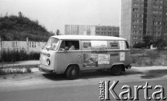 Czerwiec 1989, Warszawa, Polska.
Kampania wyborcza przed wyborami do parlamentu. Samochód z plakatami wyborczymi.
Fot. Anna Pietuszko, zbiory Ośrodka KARTA