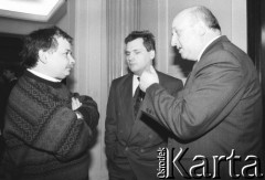 1990, Warszawa, Polska.
Lech Kaczyński, Aleksander Kwaśniewski i Józef Oleksy przed salą im. Ignacego Daszyńskiego w Sejmie.
Fot. Anna Pietuszko, zbiory Ośrodka KARTA
