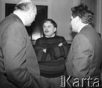 1990, Warszawa, Polska.
Józef Oleksy, Lech Kaczyński i Aleksander Kwaśniewski (od lewej) przed salą im. Ignacego Daszyńskiego w Sejmie.
Fot. Anna Pietuszko, zbiory Ośrodka KARTA