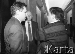 1990, Warszawa, Polska.
Lech Kaczyński, Józef Oleksy i Aleksander Kwaśniewski (od prawej) przed salą im. Ignacego Daszyńskiego w Sejmie.
Fot. Anna Pietuszko, zbiory Ośrodka KARTA