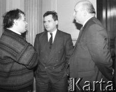 1990, Warszawa, Polska.
Lech Kaczyński, Aleksander Kwaśniewski i Józef Oleksy (od lewej) przed salą im. Ignacego Daszyńskiego w Sejmie.
Fot. Anna Pietuszko, zbiory Ośrodka KARTA