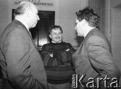 1990, Warszawa, Polska.
Józef Oleksy, Lech Kaczyński i Aleksander Kwaśniewski (od lewej) przed salą im. Ignacego Daszyńskiego w Sejmie.
Fot. Anna Pietuszko, zbiory Ośrodka KARTA