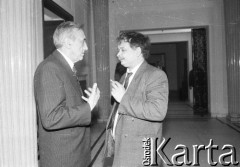 1989, Warszawa, Polska.
Tadeusz Mazowiecki i Lech Kaczyński na sejmowym korytarzu.
Fot. Anna Pietuszko, zbiory Ośrodka KARTA
