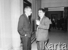 1989, Warszawa, Polska.
Tadeusz Mazowiecki i Lech Kaczyński na sejmowym korytarzu.
Fot. Anna Pietuszko, zbiory Ośrodka KARTA