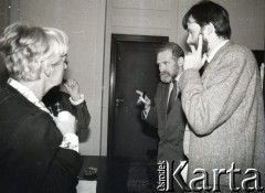 1990, Warszawa, Polska. 
Zofia Kuratowska, Bronisław Geremek i Rafał Zakrzewski podczas rozmowy.
Fot. Anna Pietuszko, zbiory Ośrodka KARTA