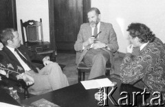 1989, Warszawa, Polska.
Janusz Onyszkiewicz, Bronisław Geremek i Henryk Wujec podczas rozmowy. 
Fot. Anna Pietuszko, zbiory Ośrodka KARTA
