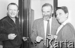 1989, Warszawa, Polska.
Adam Michnik, Bronisław Geremek i Majka Borejsza w korytarzu sejmowym.
Fot. Anna Pietuszko, zbiory Ośrodka KARTA