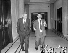 1989, Warszawa, Polska.
Tadeusz Mazowiecki i Lech Kaczyński na sejmowym korytarzu.
Fot. Anna Pietuszko, zbiory Ośrodka KARTA