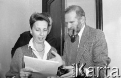 1989, Warszawa, Polska.
Bronisław Geremek rozmawia z Majką Borejszą w korytarzu sejmowym.
Fot. Anna Pietuszko, zbiory Ośrodka KARTA
