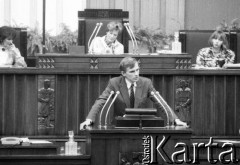 1989, Warszawa, Polska. 
Obrady Sejmu. Przemawia Marcin Święcicki, w tle marszałek Olga Krzyżanowska.
Fot. Anna Pietuszko, zbiory Ośrodka KARTA