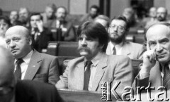 1989, Warszawa, Polska.
Posłowie podczas posiedzenia Sejmu X kadencji. W środku Krzysztof Putra.
Fot. Anna Pietuszko, zbiory Ośrodka KARTA

