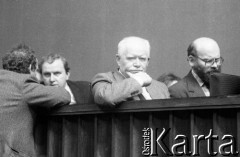 Wrzesień 1989, Warszawa, Polska.
Sala plenarna Sejmu. Od lewej: minister-członek Rady Ministrów ds. współpracy z organizacjami politycznymi i stowarzyszeniami Aleksander Hall, podsekretarz stanu w ministerstwie sprawiedliwości Adam Strzembosz, sekretarz stanu w ministerstwie finansów Marek Dąbrowski.
Fot. Anna Pietuszko, zbiory Ośrodka KARTA