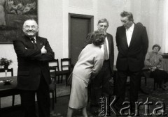 Wrzesień 1989, Warszawa, Polska.
Sejm. Spotkanie przewodniczącego Kongresu Polonii Amerykańskiej Edwarda Moskala (1. z lewej) z parlamentarzystami, wicemarszałek Sejmu Olgą Krzyżanowską, wicemarszałkiem Senatu Józefem Śliszem (1. z prawej).
Fot. Anna Pietuszko, zbiory Ośrodka KARTA

