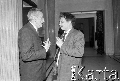 1989, Warszawa, Polska.
Tadeusz Mazowiecki i Lech Kaczyński na sejmowym korytarzu.
Fot. Anna Pietuszko, zbiory Ośrodka KARTA