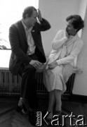 1990, Warszawa, Polska.
Wicemarszałek Sejmu Olga Krzyżanowska i Adam Michnik na parapecie w korytarzu Sejmu.
Fot. Anna Pietuszko, zbiory Ośrodka KARTA