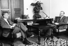1989, Warszawa, Polska. 
Zbigniew Brzeziński z wizytą u Bronisława Geremka.
Fot. Anna Pietuszko, zbiory Ośrodka KARTA