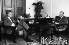 1989, Warszawa, Polska. 
Zbigniew Brzeziński z wizytą u Bronisława Geremka.
Fot. Anna Pietuszko, zbiory Ośrodka KARTA