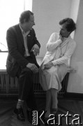 1990, Warszawa, Polska.
Wicemarszałek Sejmu Olga Krzyżanowska i Adam Michnik na parapecie w korytarzu Sejmu.
Fot. Anna Pietuszko, zbiory Ośrodka KARTA