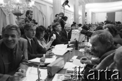 Kwiecień 1991, Warszawa, Polska.
Zebranie Obywatelskiego Klubu Parlamentarnego. Głosowanie podczas wyborów nowych władz. 
Fot. Anna Pietuszko, zbiory Ośrodka KARTA