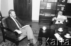 1990-1991, Warszawa, Polska.
Spotkanie Obywatelskiego Klubu Parlamentarnego z Lechem Wałęsą. Od lewej: Bronisław Geremek, Lech Wałęsa.
Fot. Anna Pietuszko, zbiory Ośrodka KARTA