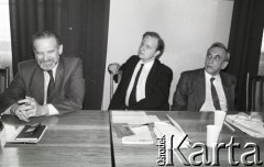 1990, Warszawa, Polska. 
Posiedzenie prezydium Obywatelskiego Klubu Parlamentarnego. Od lewej: Bronisław Geremek, Aleksander Hall, Tadeusz Mazowiecki.
Fot. Anna Pietuszko, zbiory Ośrodka KARTA