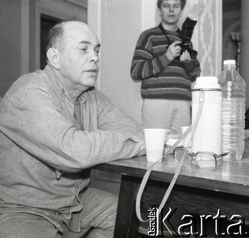 1990, Warszawa, Polska. 
Jacek Kuroń podczas posiedzenia Obywatelskiego Klubu Parlamentarnego.
Fot. Anna Pietuszko, zbiory Ośrodka KARTA