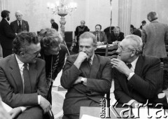 Kwiecień 1991, Warszawa, Polska.
Zebranie Obywatelskiego Klubu Parlamentarnego. Od lewej siedzą: Jacek Ambroziak, Bronisław Geremek, Andrzej Wajda. Stoi Zofia Kuratowska.
Fot. Anna Pietuszko, zbiory Ośrodka KARTA