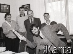 1990, Warszawa, Polska.
Biuro poselskie Obywatelskiego Klubu Parlamentarnego. Od lewej stoją: NN, NN, Bronisław Geremek, Majka Borejsza, Rafał Zakrzewski. 
Fot. Anna Pietuszko, zbiory Ośrodka KARTA