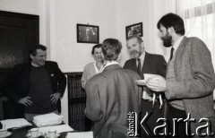 1990, Warszawa, Polska.
Biuro poselskie Obywatelskiego Klubu Parlamentarnego. Od lewej stoją: Henryk Wujec, NN, Bronisław Geremek, Rafał Zakrzewski, Majka Borejsza (tyłem). 
Fot. Anna Pietuszko, zbiory Ośrodka KARTA




