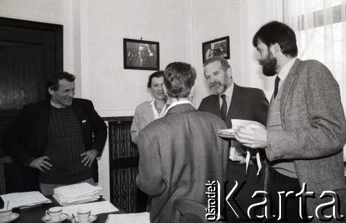 1990, Warszawa, Polska.
Biuro poselskie Obywatelskiego Klubu Parlamentarnego. Od lewej stoją: Henryk Wujec, NN, Bronisław Geremek, Rafał Zakrzewski, Majka Borejsza (tyłem). 
Fot. Anna Pietuszko, zbiory Ośrodka KARTA





