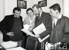 1990, Warszawa, Polska.
Biuro poselskie Obywatelskiego Klubu Parlamentarnego. Od lewej stoją: Henryk Wujec, NN, Bronisław Geremek, Majka Borejsza. 
Fot. Anna Pietuszko, zbiory Ośrodka KARTA





