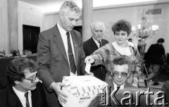 Kwiecień 1991, Warszawa, Polska.
Zebranie Obywatelskiego Klubu Parlamentarnego. Głosowanie podczas wyborów nowych władz. Z prawej siedzi Jacek Ambroziak.
Fot. Anna Pietuszko, zbiory Ośrodka KARTA