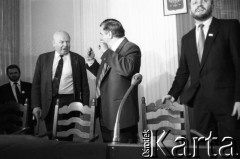 Październik 1990, Warszawa, Polska.
Posiedzenie Obywatelskiego Klubu Parlamentarnego, na którym Mieczysław Gil został wybrany na przewodniczącego. Od prawej: Mieczysław Gil, Lech Wałęsa, Andrzej Stelmachowski, Mieczysław Wachowski.
Fot. Anna Pietuszko, zbiory Ośrodka KARTA