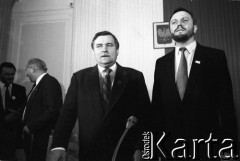 Październik 1990, Warszawa, Polska.
Posiedzenie Obywatelskiego Klubu Parlamentarnego, na którym Mieczysław Gil został wybrany na przewodniczącego. Od prawej: Mieczysław Gil, Lech Wałęsa, Andrzej Stelmachowski, Mieczysław Wachowski.
Fot. Anna Pietuszko, zbiory Ośrodka KARTA