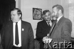 1990, Warszawa, Polska. 
Lech Wałęsa, Krzysztof Pusz i Bronisław Geremek w sekretariacie przewodniczącego Obywatelskiego Klubu Parlamentarnego.
Fot. Anna Pietuszko, zbiory Ośrodka KARTA