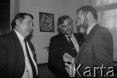 1990, Warszawa, Polska. 
Lech Wałęsa, Krzysztof Pusz i Bronisław Geremek w sekretariacie przewodniczącego Obywatelskiego Klubu Parlamentarnego.
Fot. Anna Pietuszko, zbiory Ośrodka KARTA