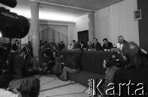 Październik 1990, Warszawa, Polska.
Posiedzenie klubu Obywatelskiego Klubu Parlamentarnego. Za stołem prezydialnym siedzą od prawej: NN, Mieczysław Gil, Lech Wałęsa, Andrzej Stelmachowski, NN.
Fot. Anna Pietuszko, zbiory Ośrodka KARTA


