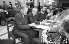 Kwiecień 1991, Warszawa, Polska.
Zebranie Obywatelskiego Klubu Parlamentarnego. Głosowanie podczas wyborów nowych władz. Od lewej siedzą: Bronisław Geremek, Andrzej Wajda.
Fot. Anna Pietuszko, zbiory Ośrodka KARTA