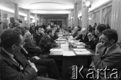 1990-1991, Warszawa, Polska.
Posiedzenie klubu Obywatelskiego Klubu Parlamentarnego w sali kolumnowej Sejmu. Od lewej: Krzysztof Kozłowski, Andrzej Celiński, Andrzej Wajda. Z prawej: Edward Wende, Zofia Kuratowska. 
Fot. Anna Pietuszko, zbiory Ośrodka KARTA

