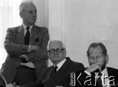 1990, Warszawa, Polska.
Posiedzenie klubu Obywatelskiego Klubu Parlamentarnego. Od lewej: Andrzej Wielowieyski i Janusz Ziółkowski.
Fot. Anna Pietuszko, zbiory Ośrodka KARTA