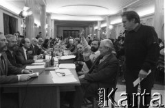 1990-1991, Warszawa, Polska.
Posiedzenie klubu Obywatelskiego Klubu Parlamentarnego w sali kolumnowej Sejmu. Od prawej: Andrzej Wielowieyski i Ryszard Bugaj.
Fot. Anna Pietuszko, zbiory Ośrodka KARTA

