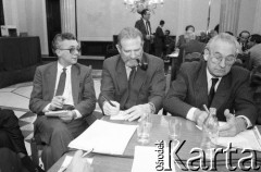 Kwiecień 1991, Warszawa, Polska.
Zebranie Obywatelskiego Klubu Parlamentarnego. Głosowanie podczas wyborów nowych władz. Od lewej siedzą: Jacek Ambroziak, Bronisław Geremek i Andrzej Wajda.
Fot. Anna Pietuszko, zbiory Ośrodka KARTA