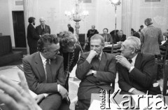 Kwiecień 1991, Warszawa, Polska.
Zebranie Obywatelskiego Klubu Parlamentarnego. Od lewej siedzą: Jacek Ambroziak, Bronisław Geremek, Andrzej Wajda.
Fot. Anna Pietuszko, zbiory Ośrodka KARTA
