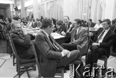 1990-1991, Warszawa, Polska.
Posiedzenie klubu Obywatelskiego Klubu Parlamentarnego w sali kolumnowej Sejmu. Od lewej: Bronisław Geremek, Krzysztof Kozłowski. Z prawej: Andrzej Celiński, Paweł Łączkowski, Edward Wende, Barbara Labuda.
Fot. Anna Pietuszko, zbiory Ośrodka KARTA

