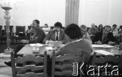 Październik 1990, Warszawa, Polska.
Posiedzenie klubu Obywatelskiego Klubu Parlamentarnego. Od lewej Rafał Grupiński, Krzysztof Putra, NN, Ryszard Reiff.
Fot. Anna Pietuszko, zbiory Ośrodka KARTA
 


