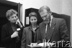 1990, Warszawa, Polska. 
Sekretariat przewodniczącego Obywatelskiego Klubu Parlamentarnego. Obok Bronisława Geremka stoi Majka Borejsza.
Fot. Anna Pietuszko, zbiory Ośrodka KARTA
