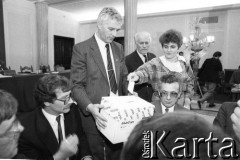 Kwiecień 1991, Warszawa, Polska.
Zebranie Obywatelskiego Klubu Parlamentarnego. Głosowanie podczas wyborów nowych władz. 
Fot. Anna Pietuszko, zbiory Ośrodka KARTA
