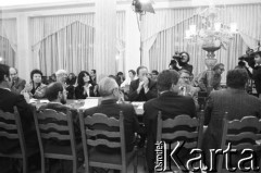 1990-1991, Warszawa, Polska.
Posiedzenie klubu Obywatelskiego Klubu Parlamentarnego w sali kolumnowej Sejmu. 
Fot. Anna Pietuszko, zbiory Ośrodka KARTA

